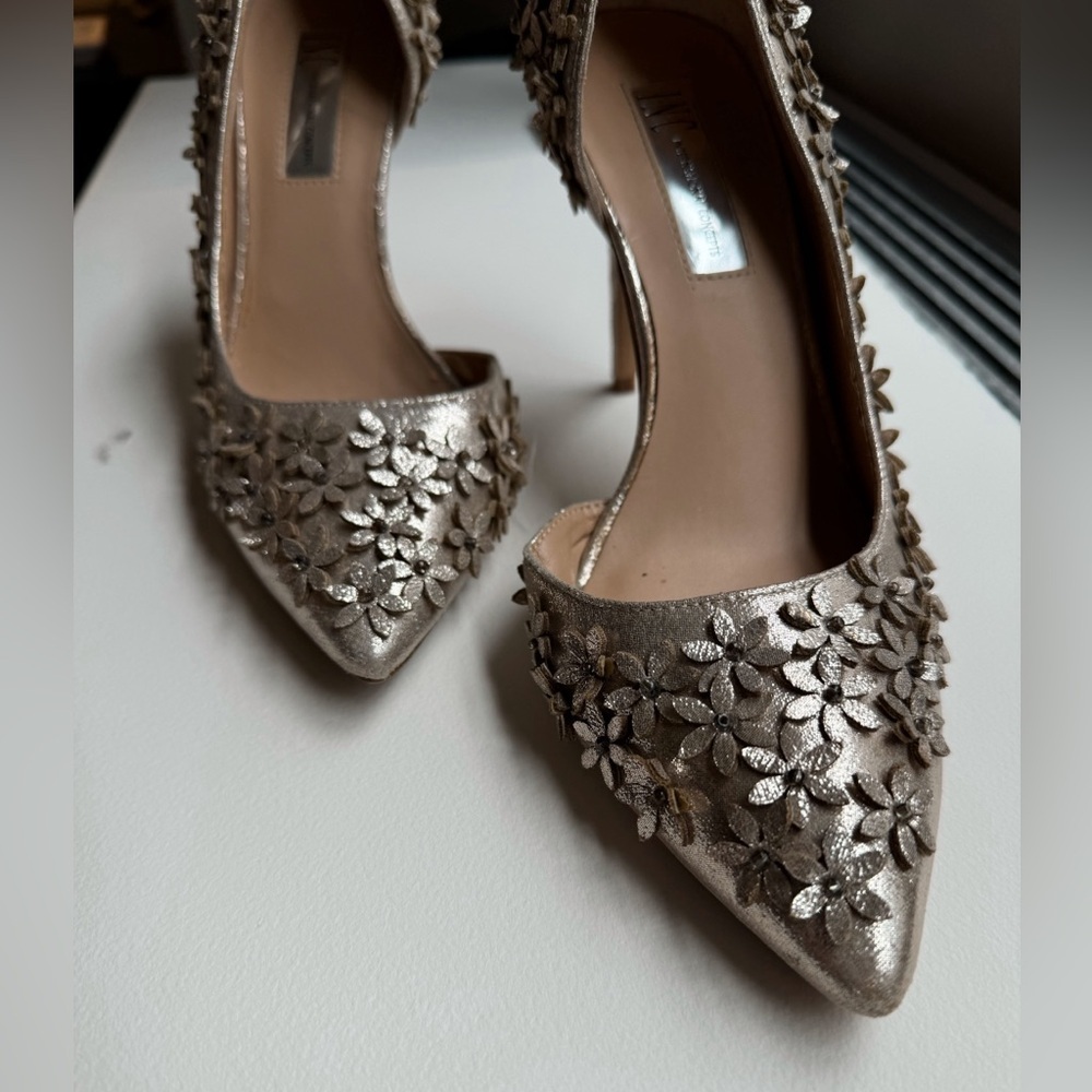 Inc. | Women's Karlay Pearl Gold | Size: US 7 | Metallic Gold Pumps with Flowers - Picture 5 of 6